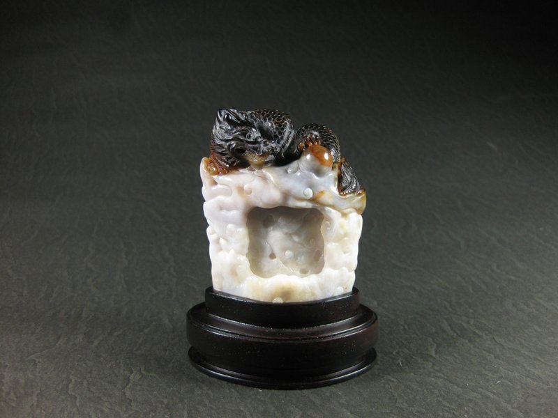 雕件 祥龍戲珠 臺灣雪花玉/一體成形巧色黑白雕刻 - 擺飾/家飾品 - 玉石 黑色