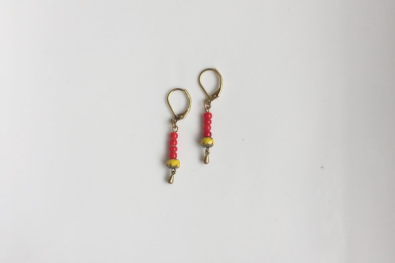 Black tea honey simple brass beaded earrings - ต่างหู - โลหะ สีแดง