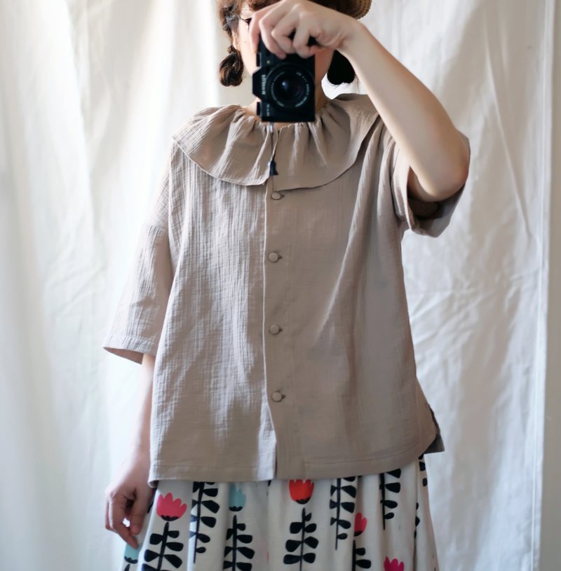 Petal collar drop shoulder short shirt (milk tea gray) - Women's Tops - Cotton & Hemp Green