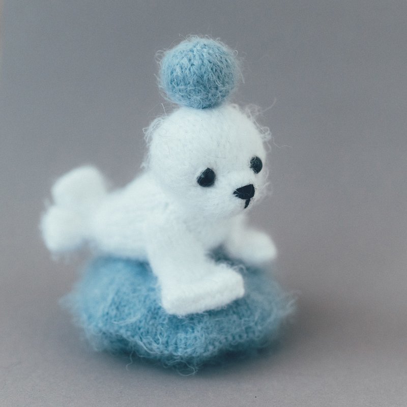 Little seal knitting pattern. Knitted amigurumi seal step by step tutorial. DIY - 手工藝教學/工具書 - 其他材質 