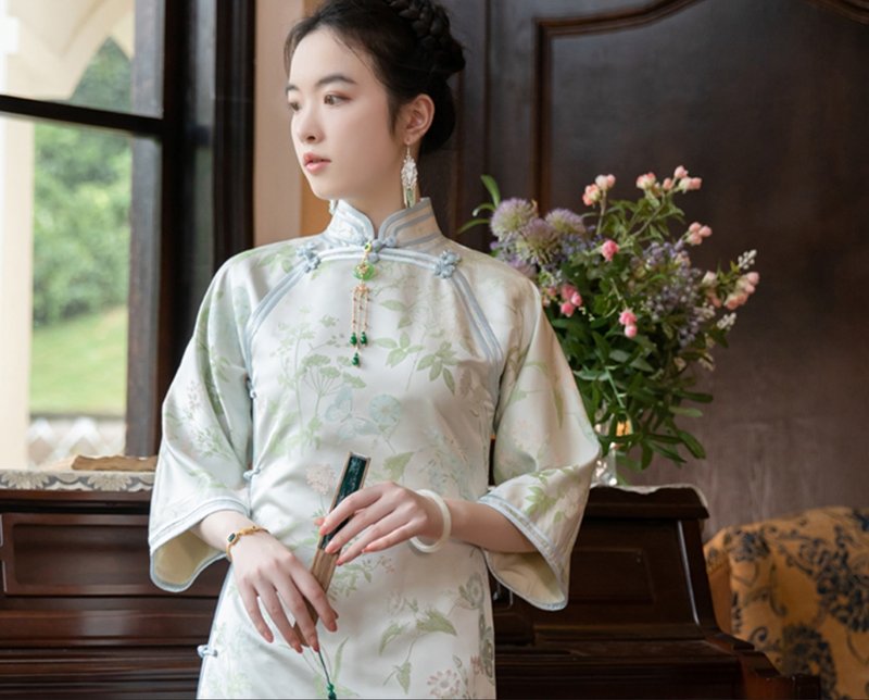 Youchun Green New Chinese Retro High-end Brocade Meiling Beautiful Ancient Cheongsam - Qipao - Other Materials Green