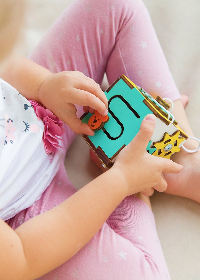 Busy Cube ベビー木のおもちゃ 1 歳のギフト、アクティビティ幼児の赤ちゃんの運動能力 - 知育玩具・ぬいぐるみ - 木製 ブルー