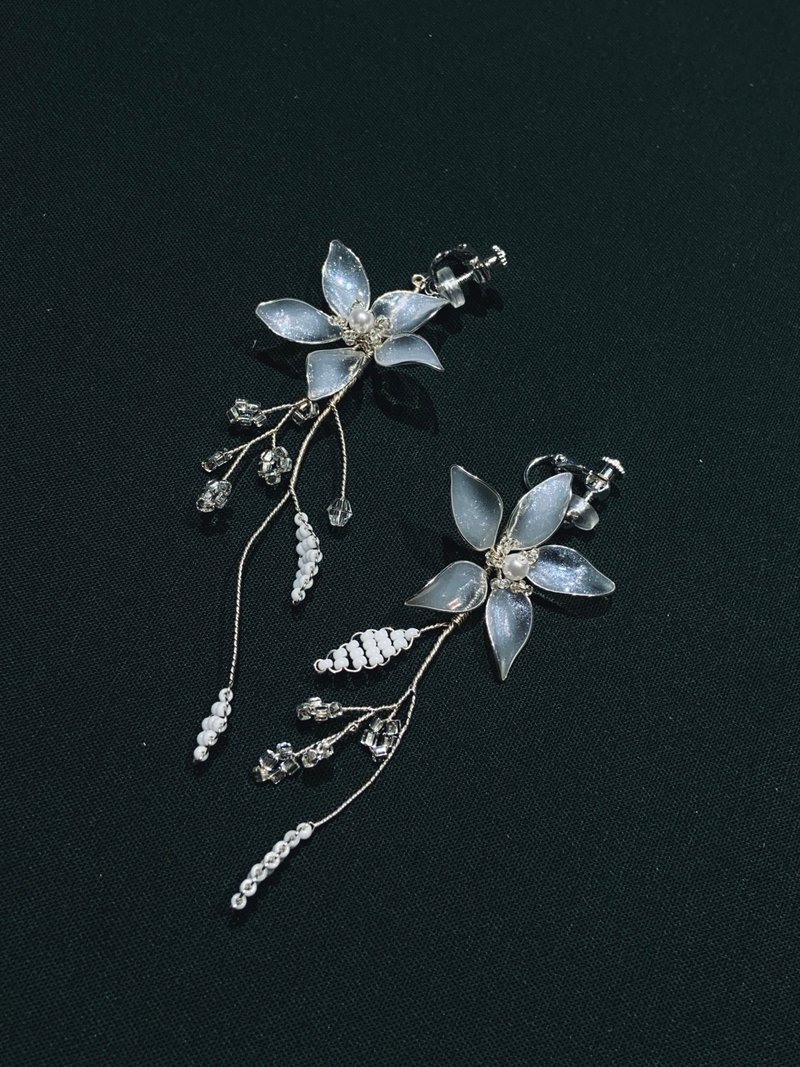 Flower feast handmade Bronze earrings, crystal flower earrings, Clip-On earrings - ต่างหู - เรซิน ขาว