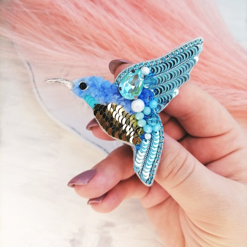 Hummingbird brooch pin, Beaded bird brooch, Hummingbird jewelry,Hummingbird gift - เข็มกลัด - วัสดุอื่นๆ สีน้ำเงิน