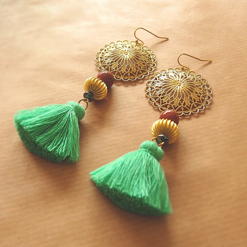 Brass emblem with gold stone and green tassel earrings - ต่างหู - ทองแดงทองเหลือง สีเขียว