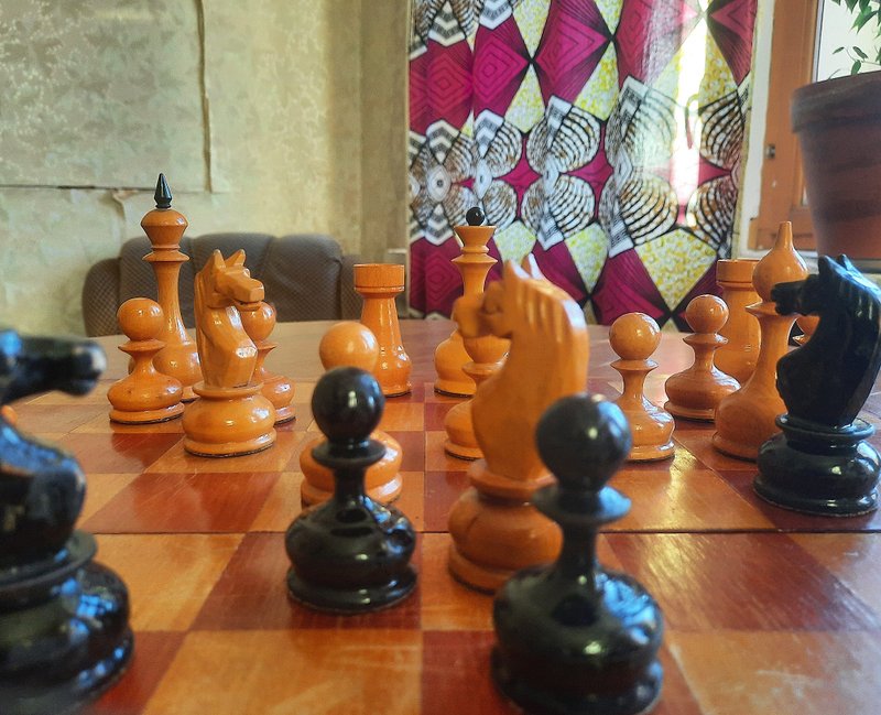 Soviet wooden chess set 1950s — vintage Russian chess medium size 10.5 cm king - Board Games & Toys - Wood 