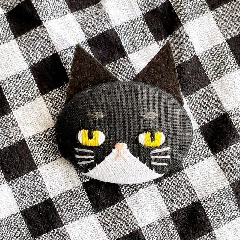 Black Tuxedo cat embroidered brooch - เข็มกลัด - ผ้าฝ้าย/ผ้าลินิน สีดำ