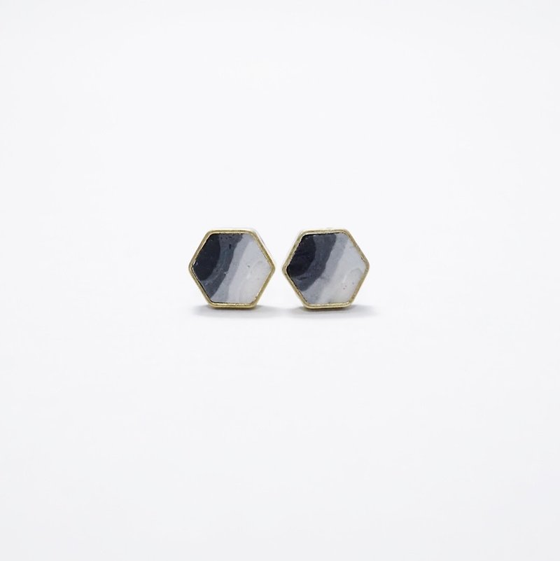 [The Shadow Collection] 幾何六角形黃銅軟陶黑白漸變色耳釘 Geometric Black and White Ombre Gradient Stud Earrings - 耳環/耳夾 - 黏土 