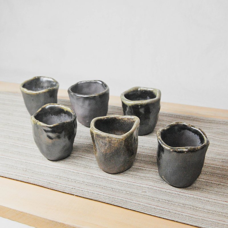 Wood burning pottery hand made. Purple black shiny feel of the small cup / cup - แก้วไวน์ - ดินเผา สีดำ
