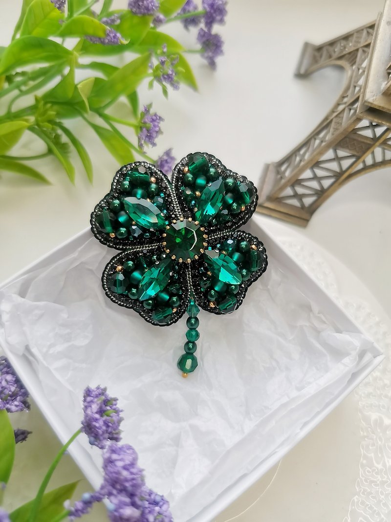 Clover brooch, embroidered brooch, decoration for good luck, brooch talisman - 胸針 - 水晶 綠色