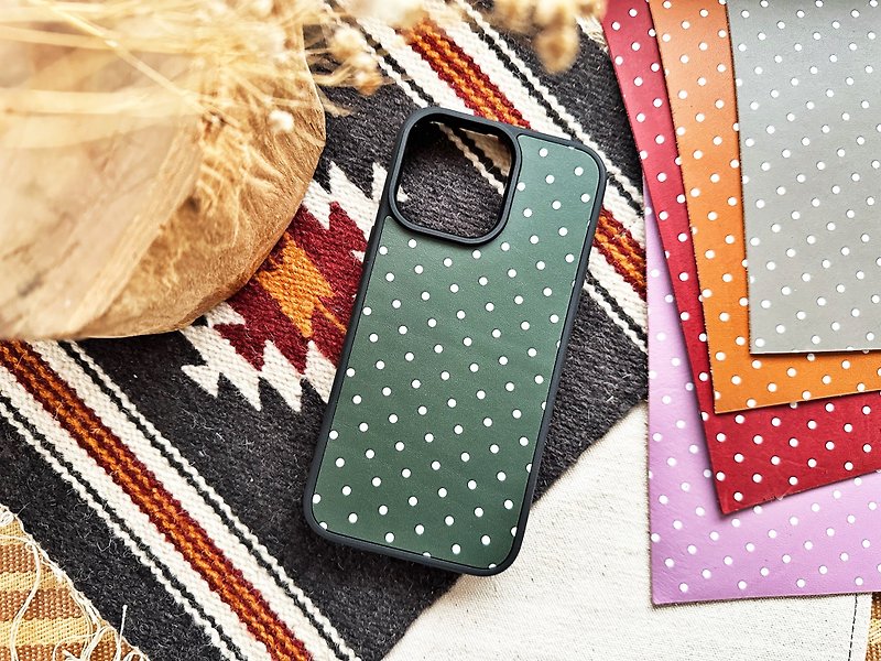 Polka-dot iPhone case leather DIY material bag iPhone14 Pro Xs XR Max engraved name - เครื่องหนัง - หนังแท้ สีเขียว