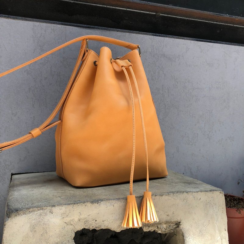 Tassel Bucket Bag/Crossbody Bag Color Yellow Brown Size:M Vegetable Tanned Cowhide - Messenger Bags & Sling Bags - Genuine Leather Brown