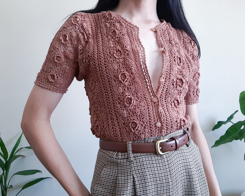 復古手工鉤編襯衫 3D立體花卉羈扣棕色棉質針織短袖 - 女毛衣/針織衫 - 棉．麻 咖啡色