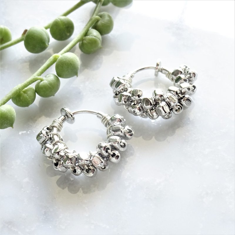 SILVER square metal wrapped hoop clip on earrings 可変耳針式 - 耳環/耳夾 - 其他金屬 銀色