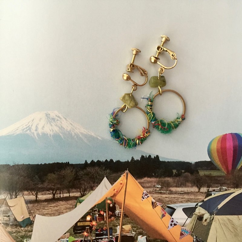 手工紗麗線黃銅耳環 (2cm直徑)  |  民族風  |  天然小石  |  綠 - 耳環/耳夾 - 棉．麻 綠色