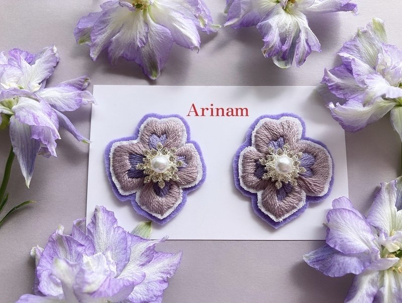 刺繍アクセサリー　イヤリングorピアスbon bon ( baby purple × lavender purple ) - 耳環/耳夾/耳骨夾 - 繡線 紫色