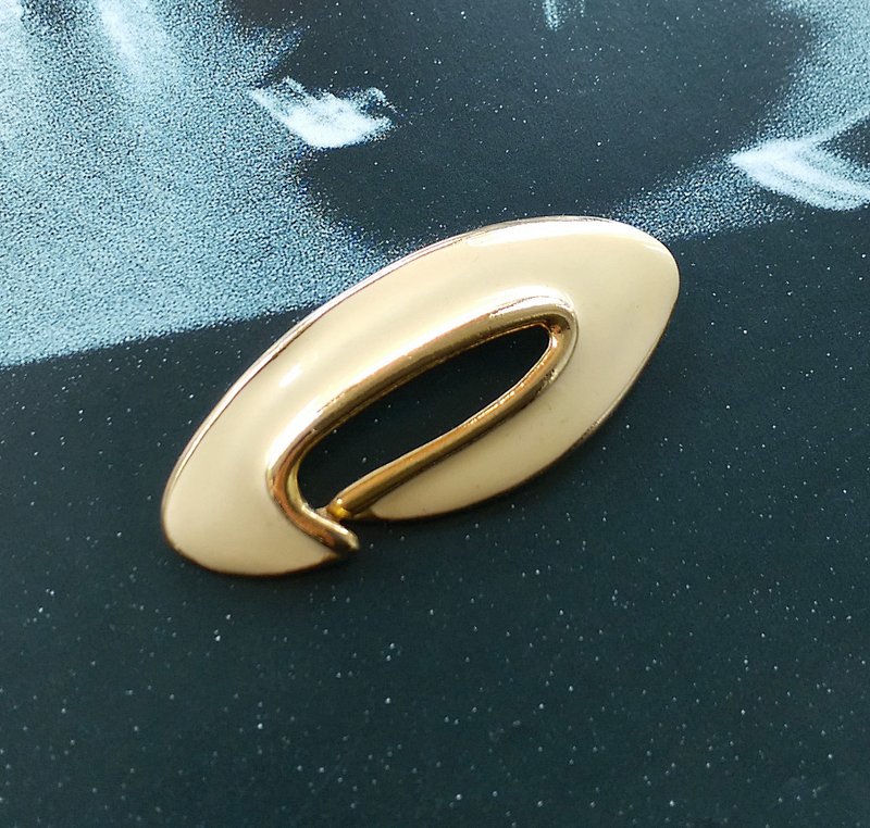 【美國西洋古董飾品】簡約奶白琺瑯  別針  胸針 - 徽章/別針 - 其他材質 金色