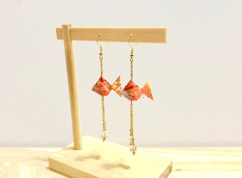 [Origami Earrings Series] Orange Rainbow Royal Goldfish (Ear clip can be changed) - Earrings & Clip-ons - Paper Orange