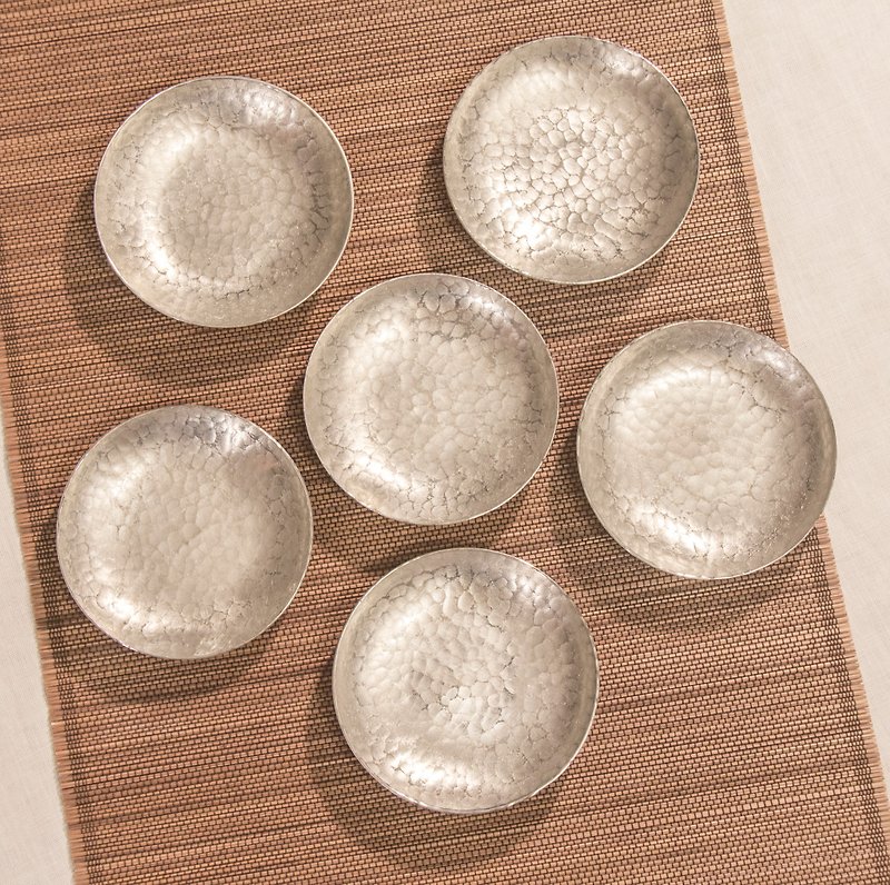 ハンマーアイパターンの白い錫の手鍛造カップホルダー6個（7cm）の1セット - 小皿 - その他の素材 シルバー