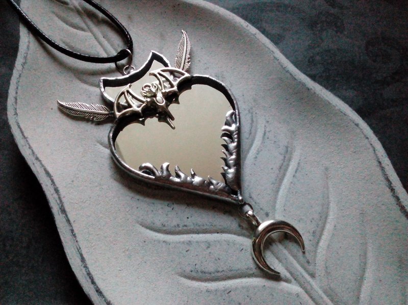 Stained glass scrying mirror necklace. Black goth ornate mirror. Bat hand mirror - 其他 - 玻璃 透明