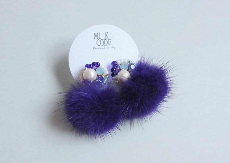 [Autumn and winter new fashion] handmade beaded Swarovski crystal cotton cotton jewelry blue hair ball Japanese anti-allergic - ต่างหู - วัสดุอื่นๆ สีน้ำเงิน