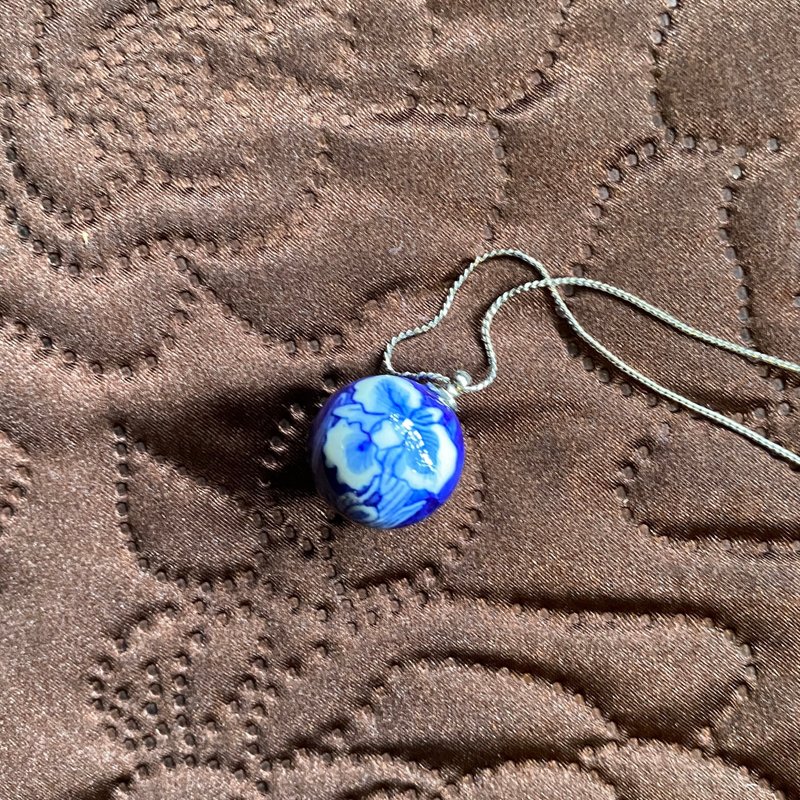 Vintage Jewelry│手繪花湛藍圓吊墜項鍊 - 項鍊 - 陶 藍色
