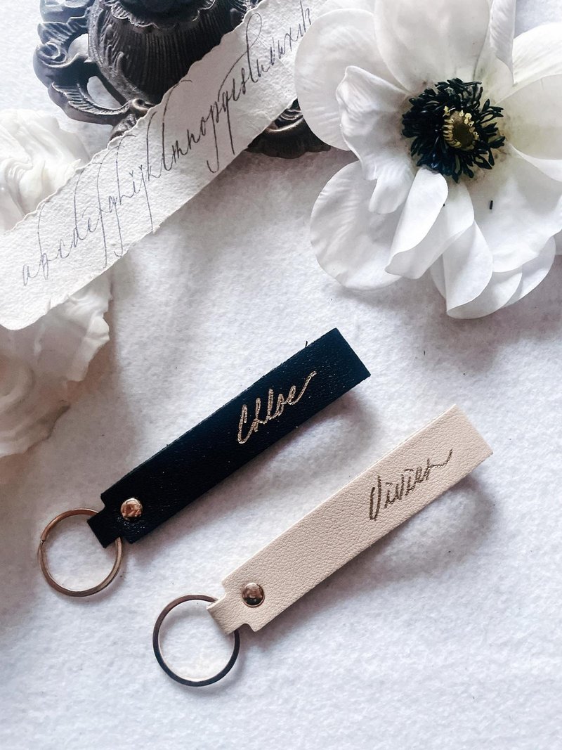 PERSONALIZED LEATHER KEYCHAIN WITH CALLIGRAPHY NAME  / GIFT - ที่ห้อยกุญแจ - วัสดุอีโค สีดำ