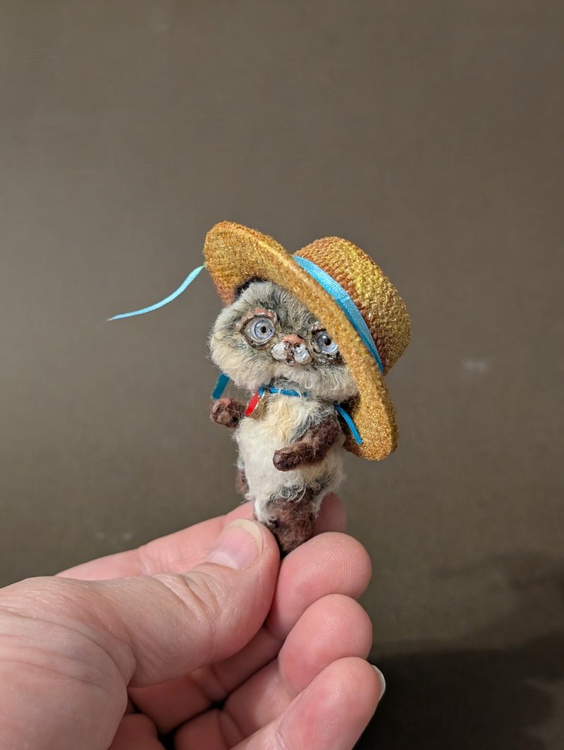 Little Wonderful cat. Crocheted, 5 cm. - 玩偶/公仔 - 其他材質 咖啡色