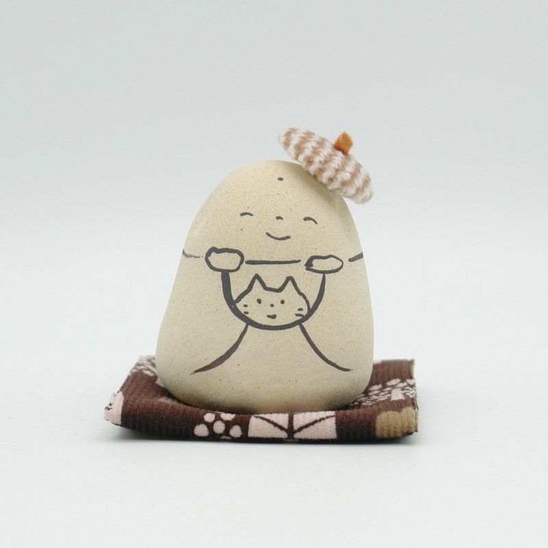 Handmade ceramic doll: A smiling Jizo statue with a cute beret - ของวางตกแต่ง - ดินเผา สีกากี