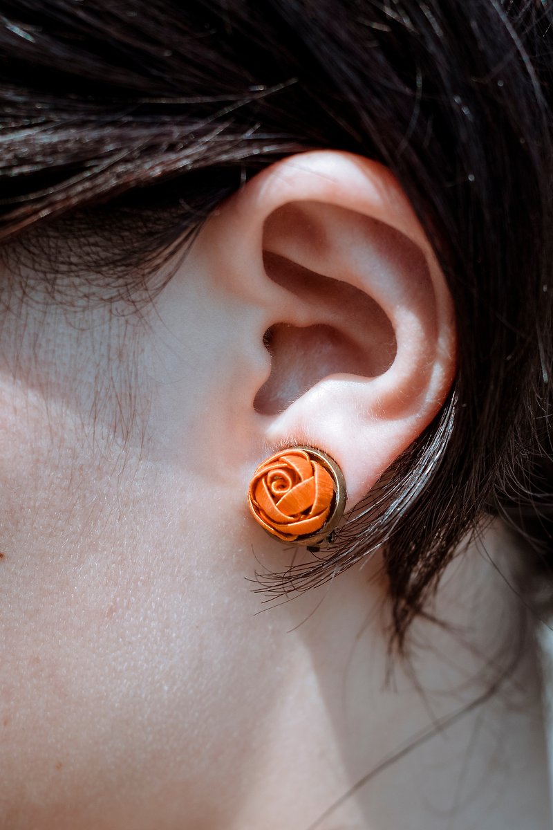 Sixteen Sixteen Wrapped Flower Earrings Persimmon Orange - Earrings & Clip-ons - Thread Orange