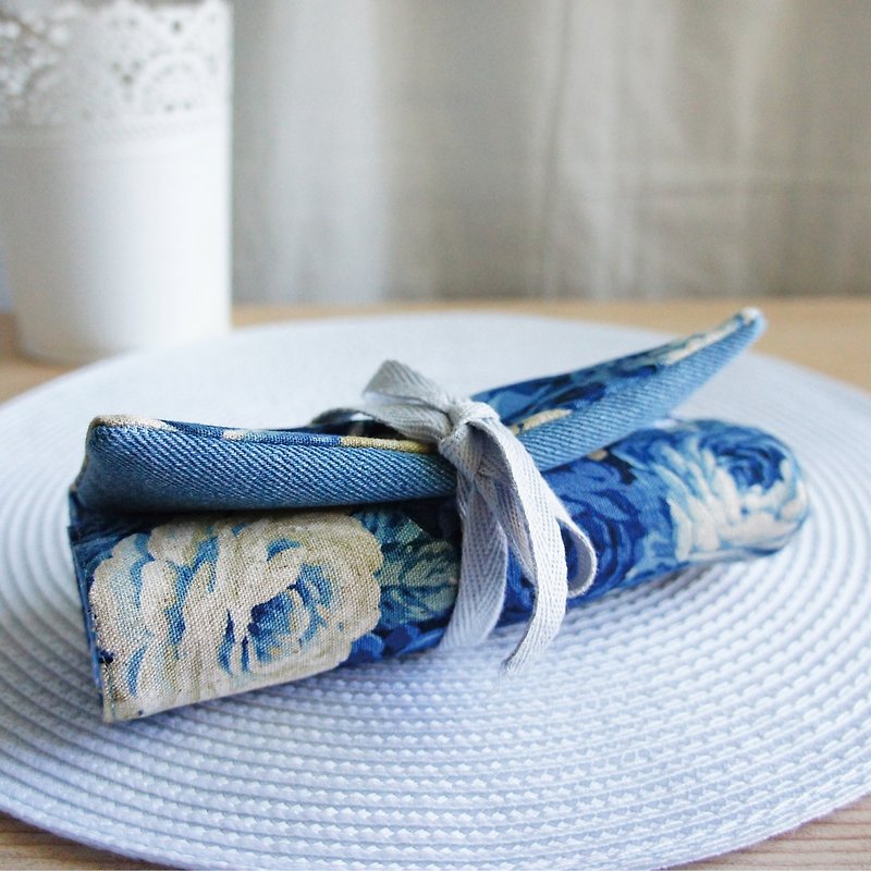 Lovely【日本棉麻布】玫瑰花丹寧牛仔捲軸筆袋、工具袋、漸層藍 - 鉛筆盒/筆袋 - 棉．麻 藍色