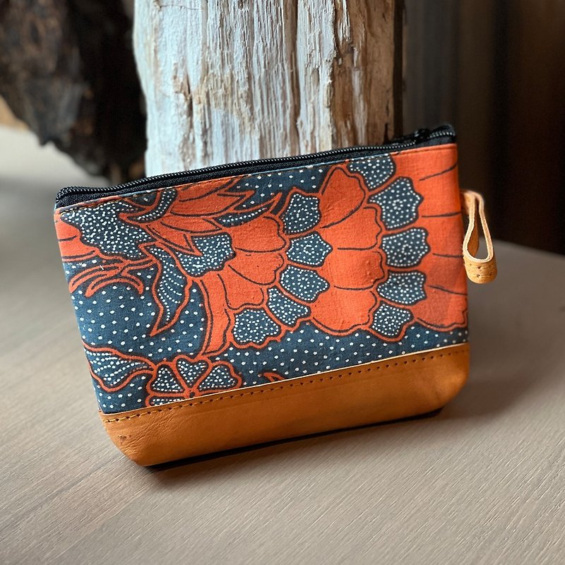 Leather paneled batik clutch - กระเป๋าเครื่องสำอาง - ผ้าฝ้าย/ผ้าลินิน หลากหลายสี