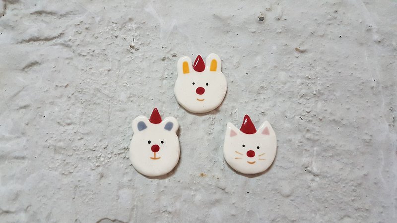 Christmas hats bear cat. Bunny ceramic pins (free box + Free ship Oh!)