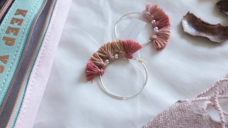 Salmon silver hoop earring pink tassels - 耳環/耳夾/耳骨夾 - 其他金屬 粉紅色