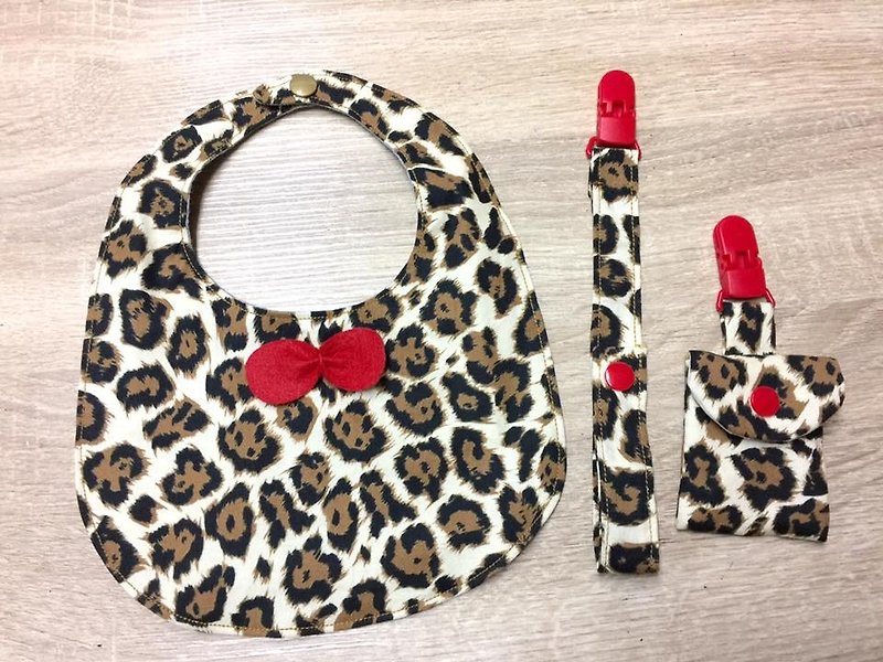 Leopard leopard hug baby set (saliva towel / blessing bag / pacifier chain) - ผ้ากันเปื้อน - ผ้าฝ้าย/ผ้าลินิน สีนำ้ตาล