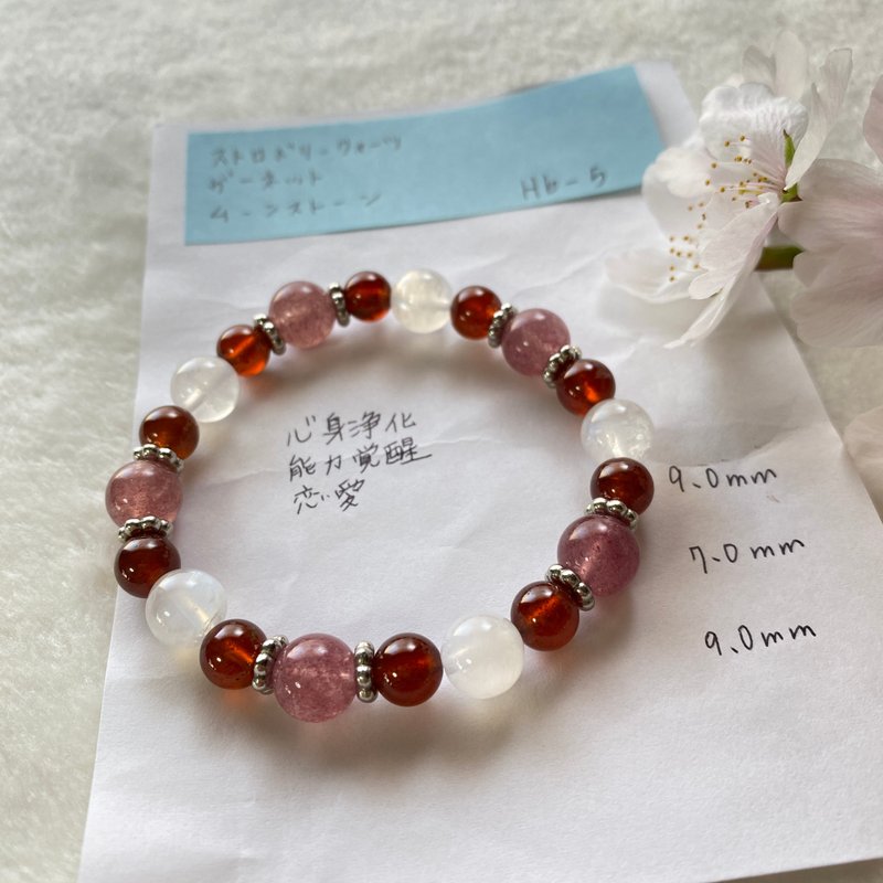 Red Agate Strawberry Crystal Stone Natural Mineral Energy Handmade Gift Japanese Made Crystal Bracelet - สร้อยข้อมือ - คริสตัล สีแดง