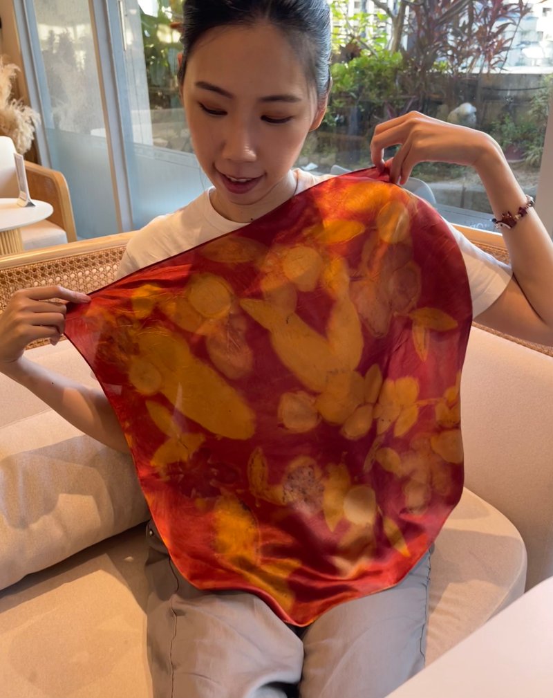 花葉移印染方短絲巾 - 丹楓暖曦 - 絲巾 - 絲．絹 紅色