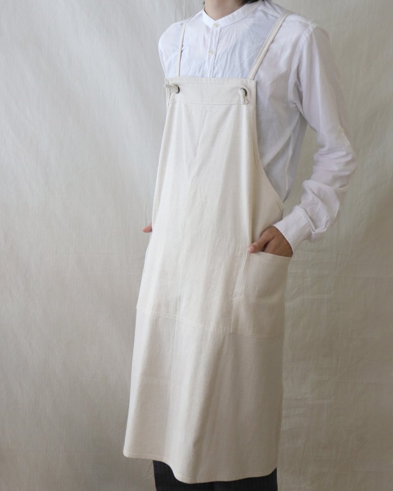 Ayuno Bronze spaghetti strap reversible apron off-white - ผ้ากันเปื้อน - ผ้าฝ้าย/ผ้าลินิน ขาว