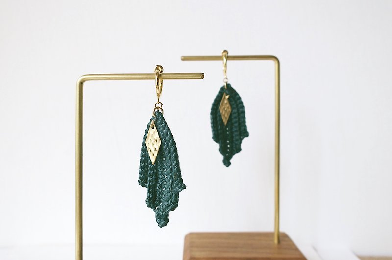 [] Endorphin Embroidery thread woven Bronze earrings - Forest Green - Earrings & Clip-ons - Cotton & Hemp Green