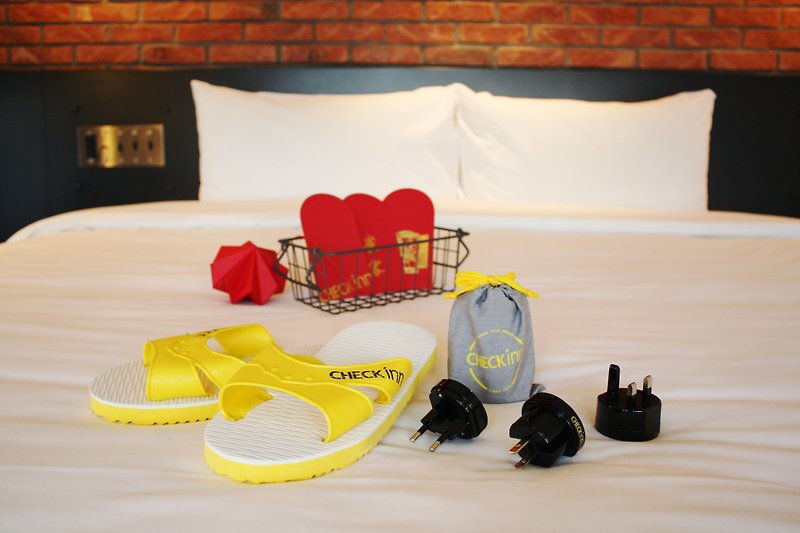 Exchange gifts have a face Oh [Universal socket x2 yellow slippers x1] - Other - Plastic Yellow