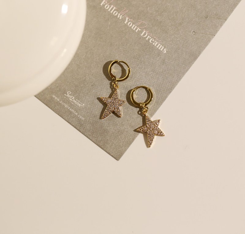 Naughty Star Buckle Earrings - ต่างหู - ทองแดงทองเหลือง สีทอง