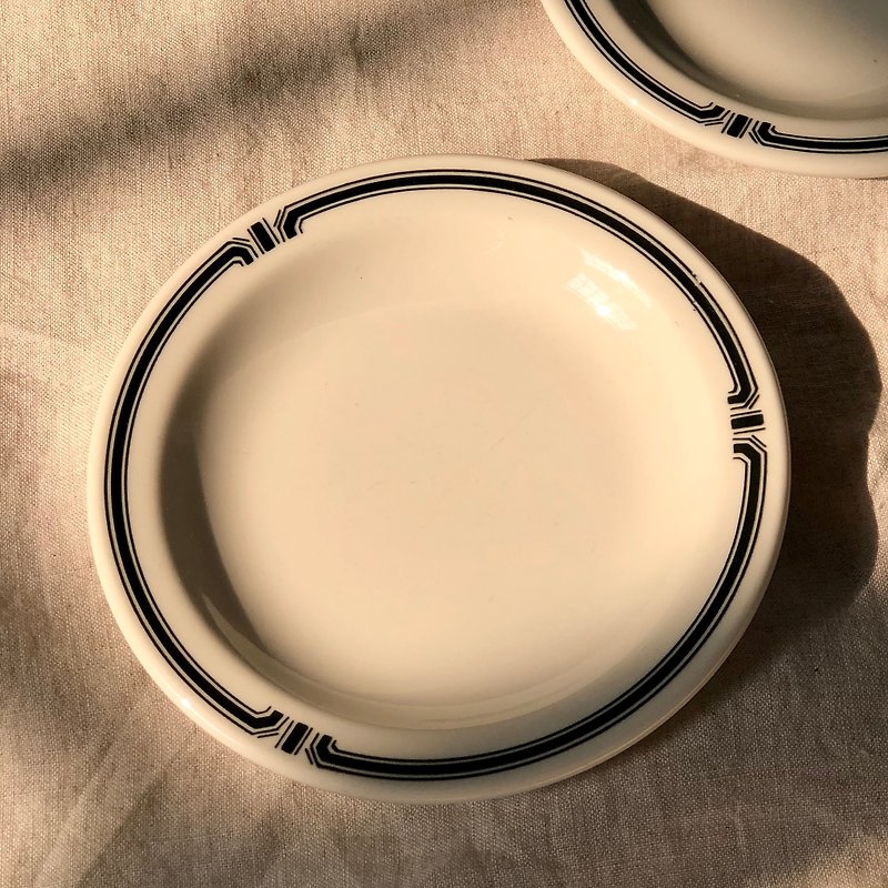 American 1970s ceramic small plate/snack plate/bread plate black A single - จานเล็ก - เครื่องลายคราม ขาว