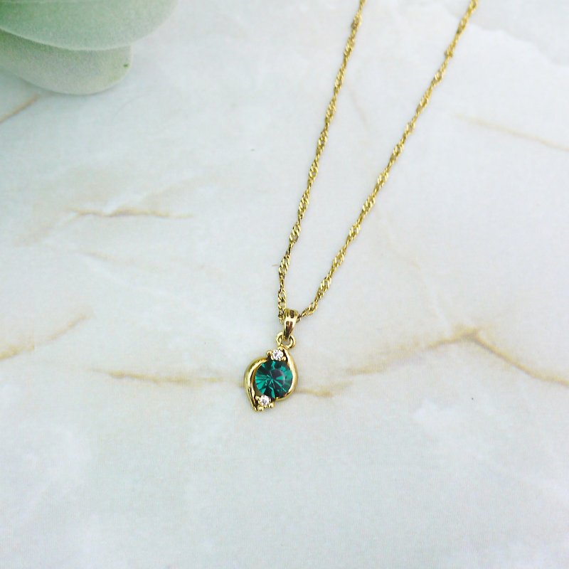 Paris wind simple retro necklace (gem green) - สร้อยคอ - โลหะ สีเขียว