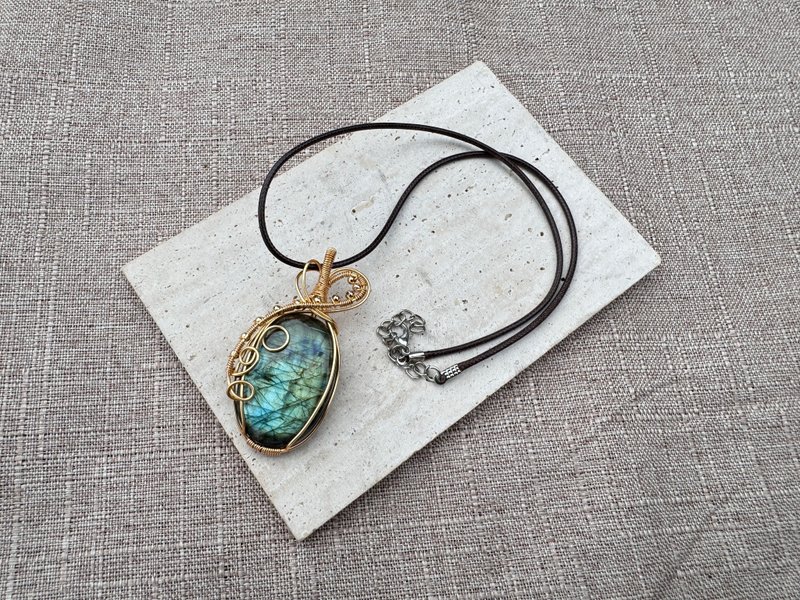 230610 wire wrapping labradorite copper Bronze wrapping pendant - Necklaces - Copper & Brass Green