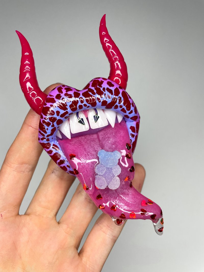 Phone grip. Red & purple lips with a gummy bear. - 其他 - 黏土 