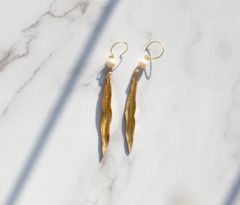 Hammered Texture Leaf w Pearl earrings - Handmade - Clip on - Earrings & Clip-ons - Copper & Brass Gold