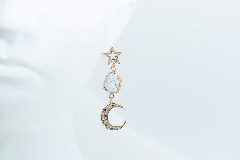 Moon and stars series - Stone Star Dangle meniscus mismatched earrings - Earrings & Clip-ons - Other Metals Gold