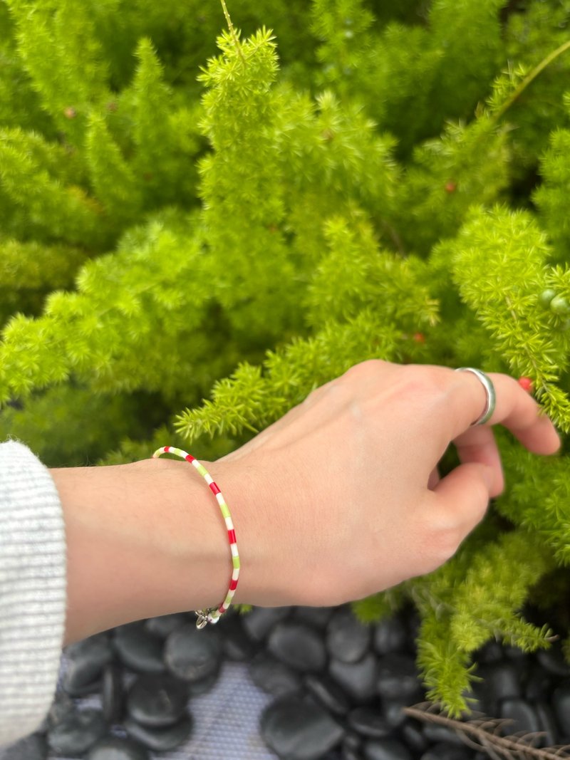 Japanese Magazine Style Niche Design | Textured Frosted White with Vibrant Red and Green Accents | Ultra-Fine 925 Silver Clasp Bracelet - สร้อยข้อมือ - แก้ว 