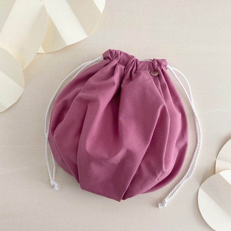 Chewy Balloon Drawstring Pouch Plum Pink - กระเป๋าเครื่องสำอาง - ผ้าฝ้าย/ผ้าลินิน สึชมพู