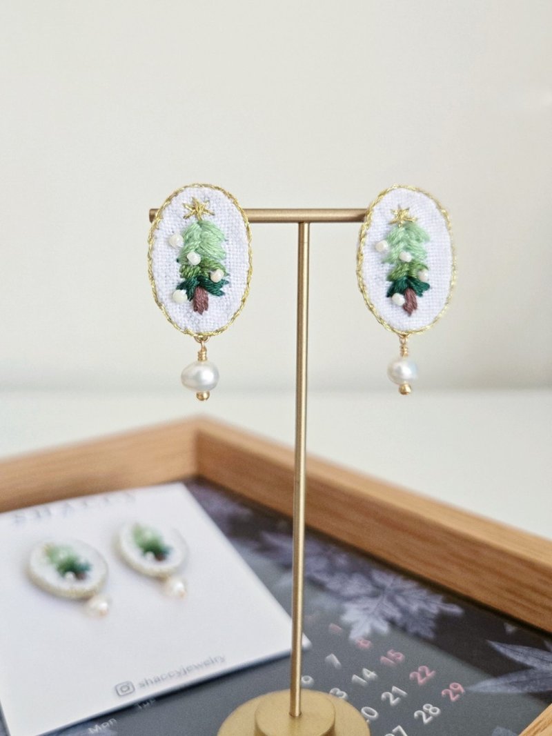 A gift from the north - Christmas tree pearl embroidery earrings - Earrings & Clip-ons - Thread 